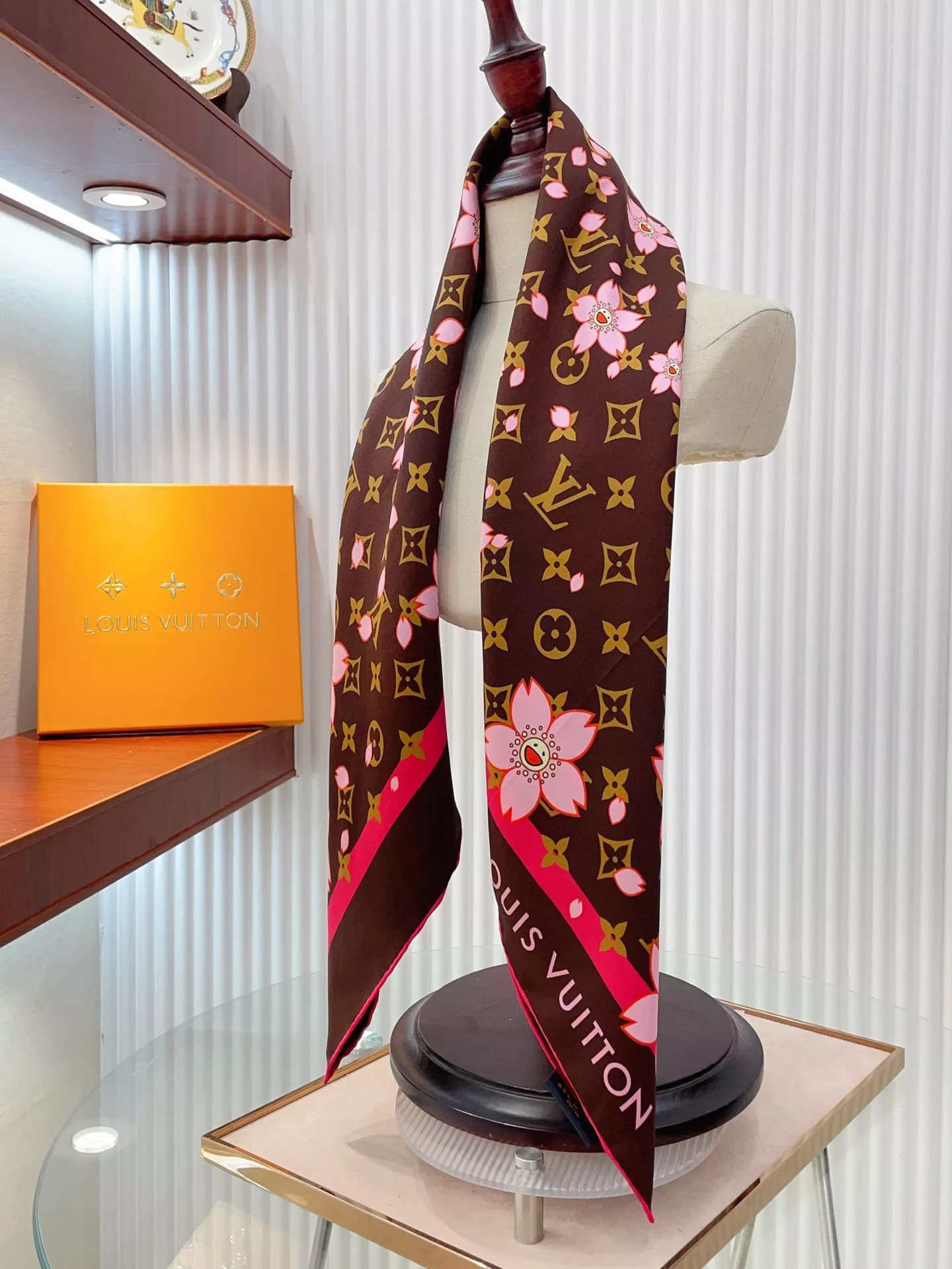Louis Vuitton Silk Squares Sleek 8401