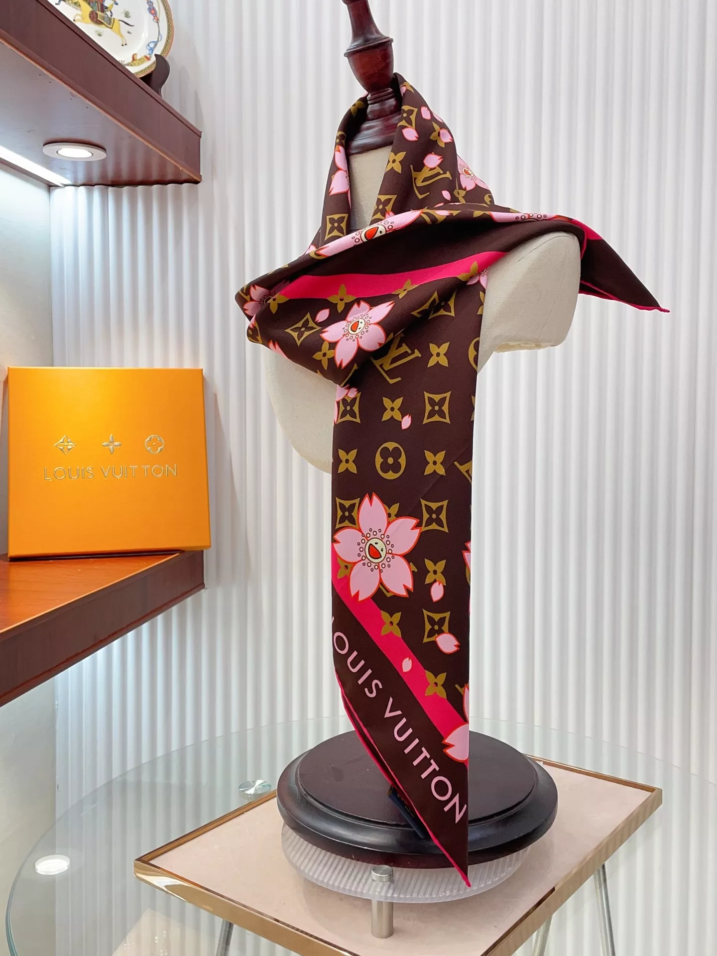 Louis Vuitton Silk Squares Sleek 8401