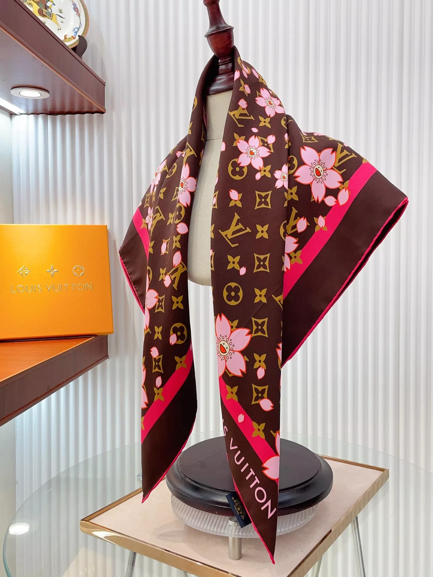 Louis Vuitton Silk Squares Sleek 8401