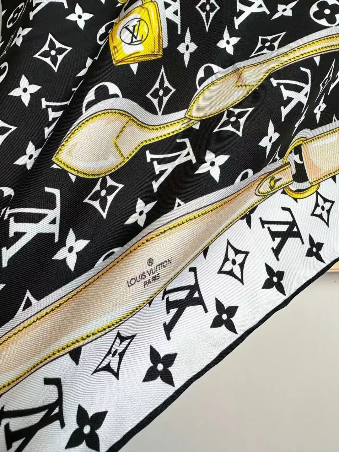 Louis Vuitton Silk Squares Vibrant 4859