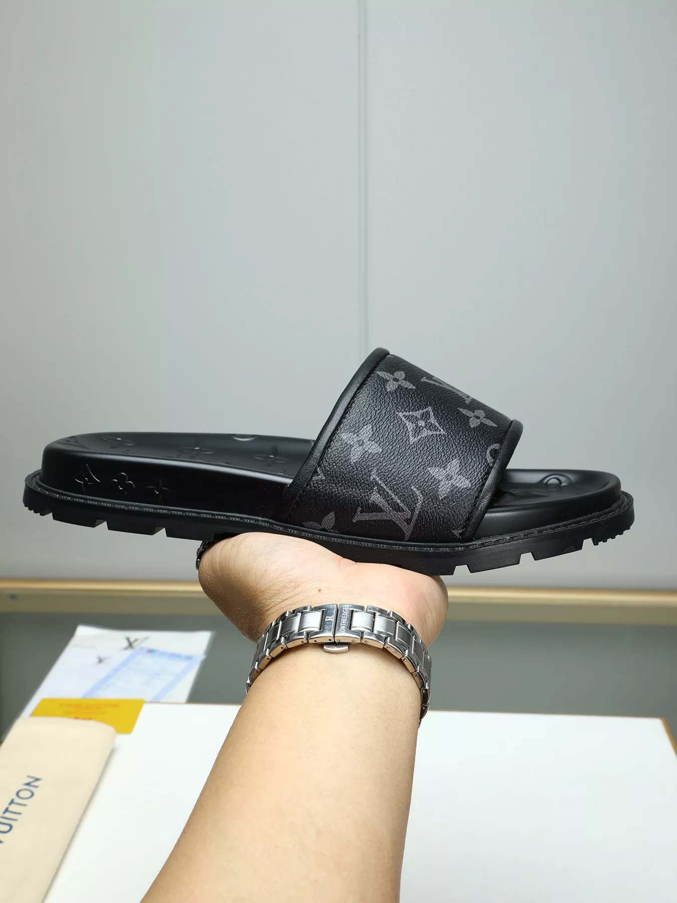 Louis Vuitton Slippers For Men AllSeason 8753