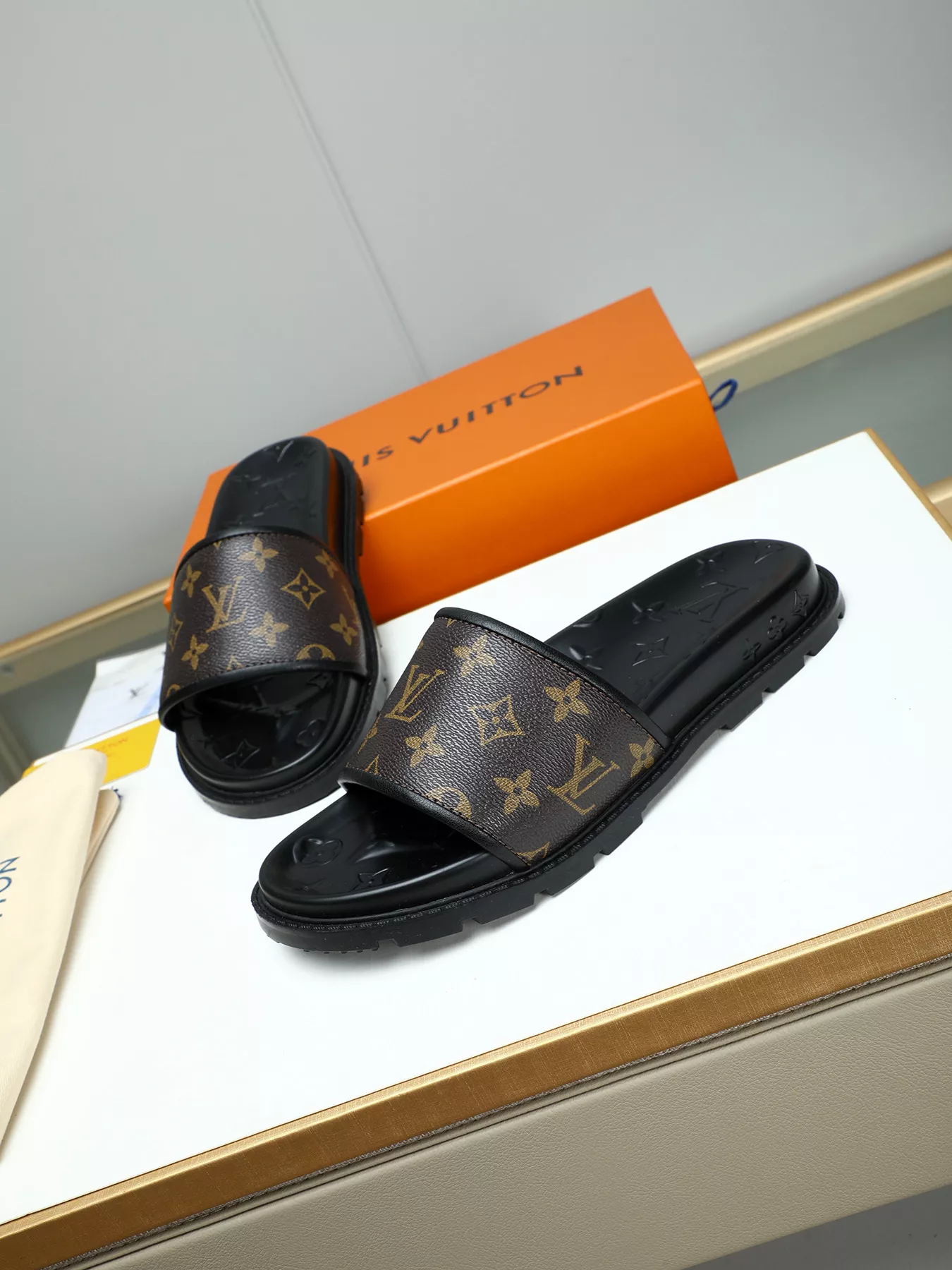 Louis Vuitton Slippers For Men Durable 9551