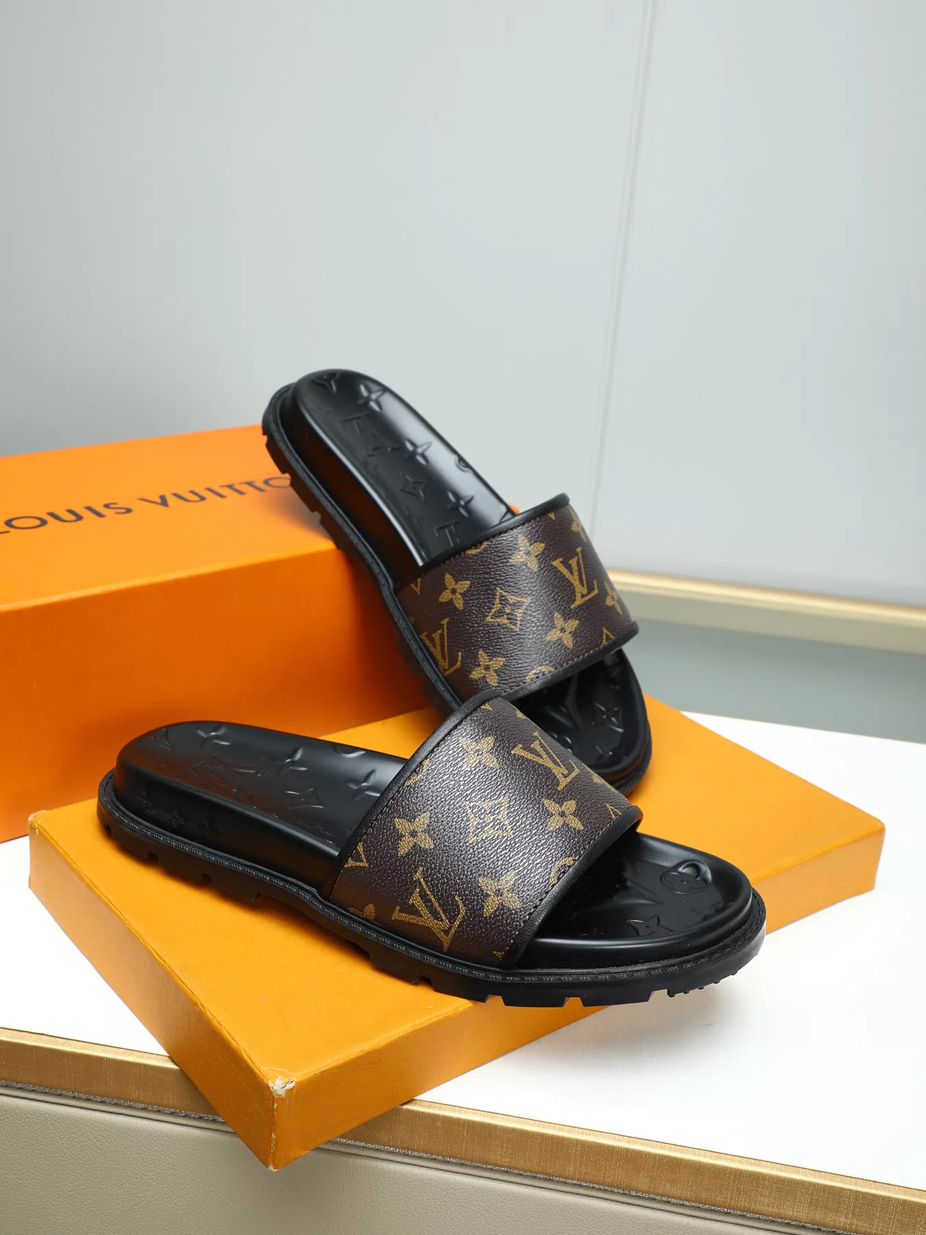 Louis Vuitton Slippers For Men Durable 9551