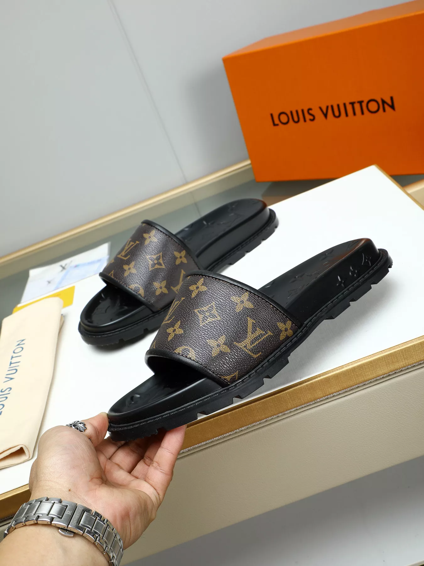 Louis Vuitton Slippers For Men Durable 9551