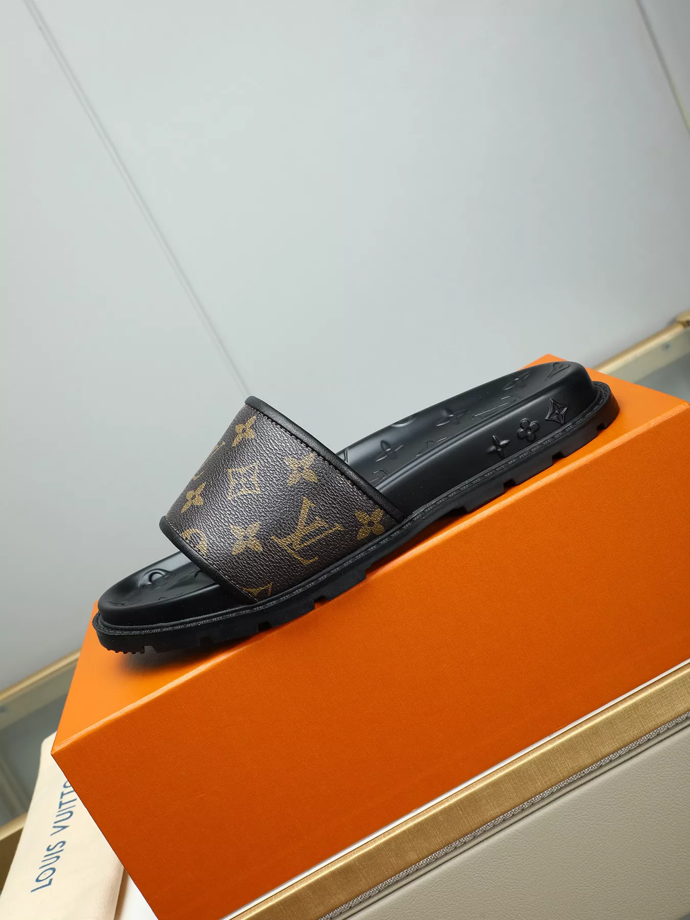 Louis Vuitton Slippers For Men Durable 9551