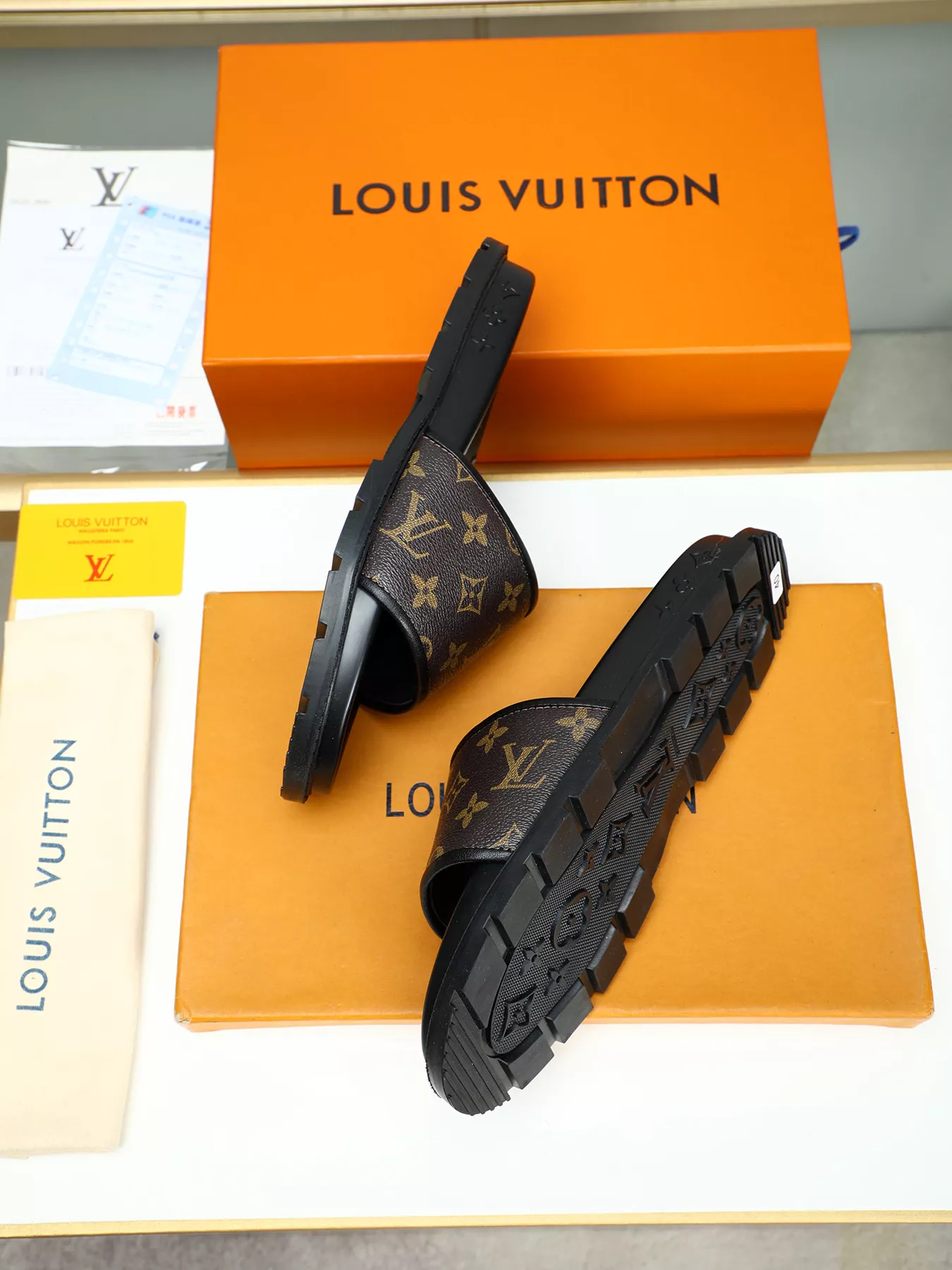 Louis Vuitton Slippers For Men Durable 9551