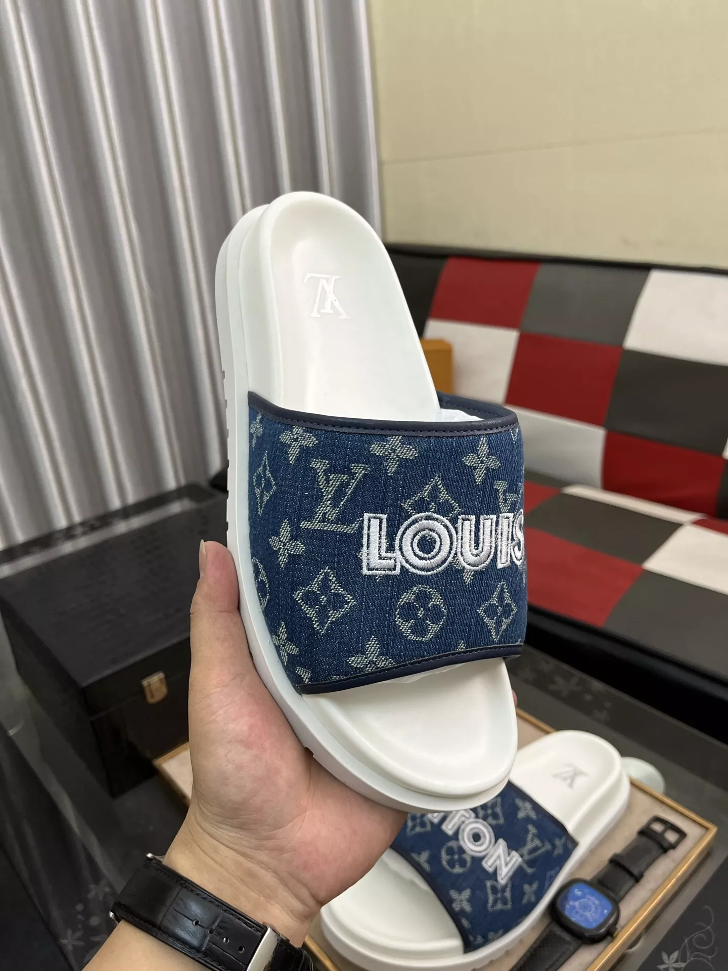 Louis Vuitton Slippers For Men Elegant 1054