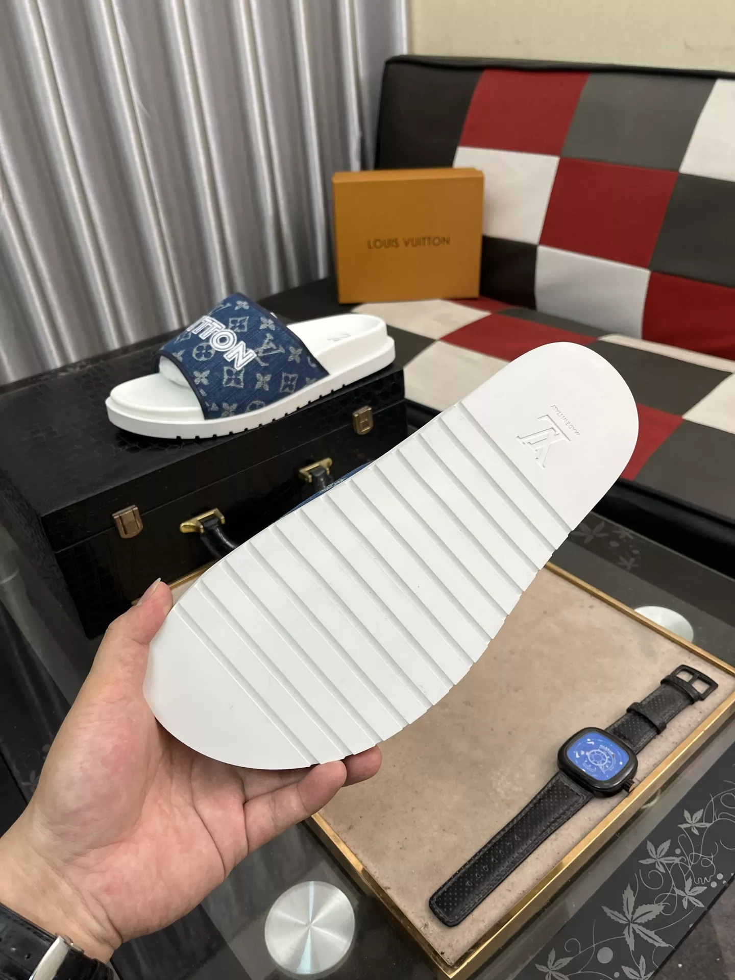 Louis Vuitton Slippers For Men Elegant 1054