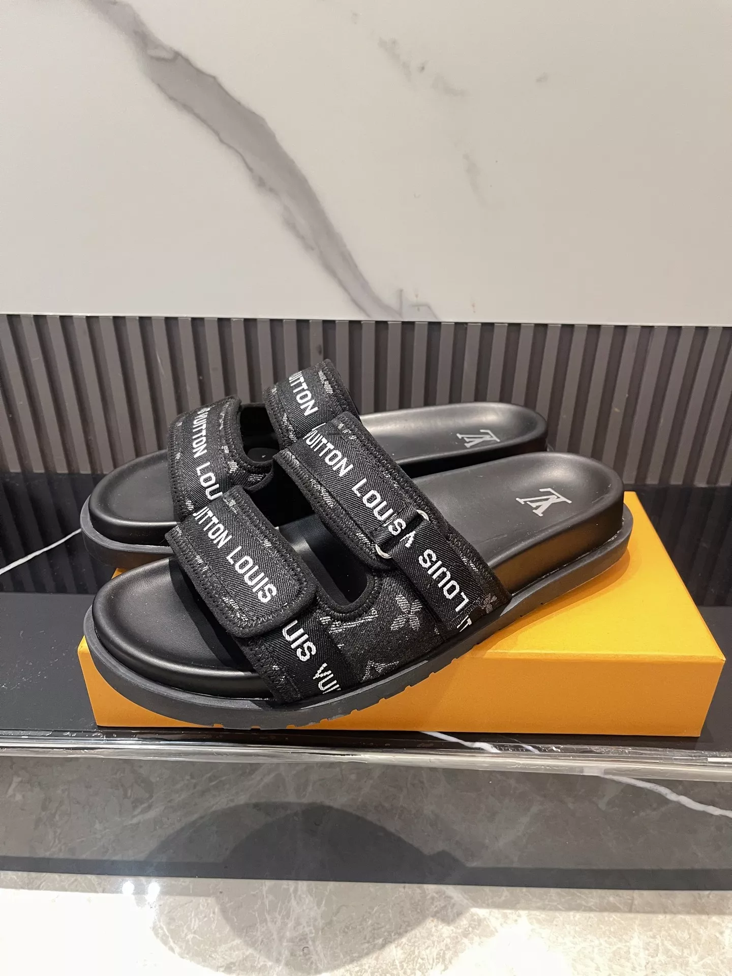 Louis Vuitton Slippers For Men Minimalist 931