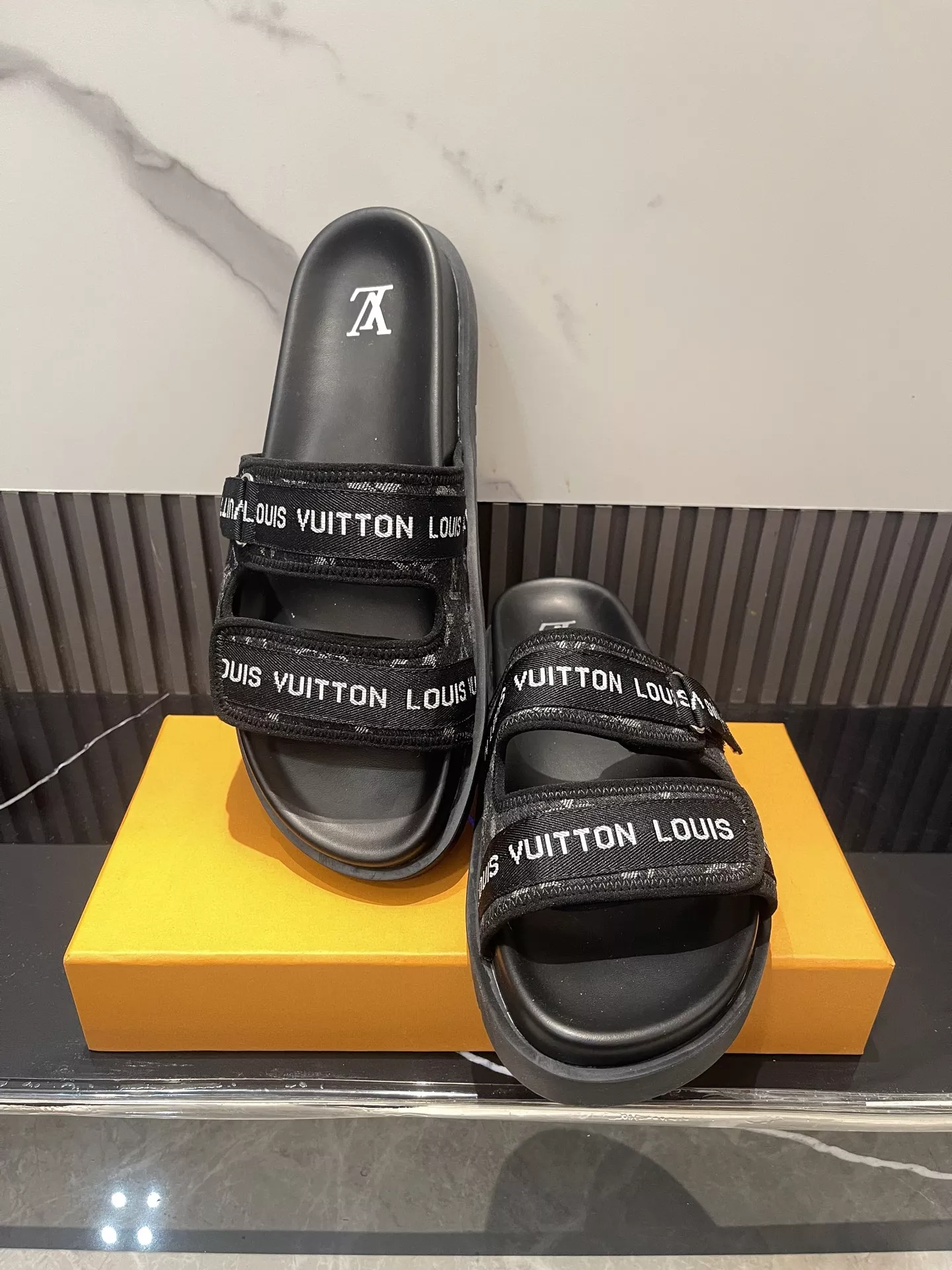 Louis Vuitton Slippers For Men Minimalist 931