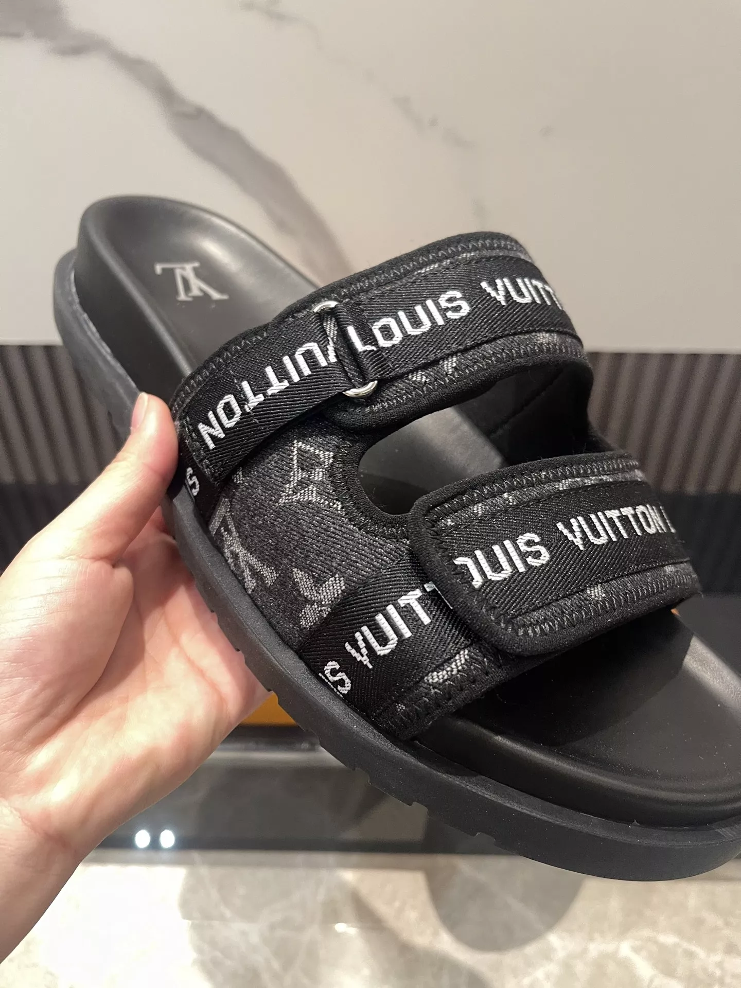 Louis Vuitton Slippers For Men Minimalist 931