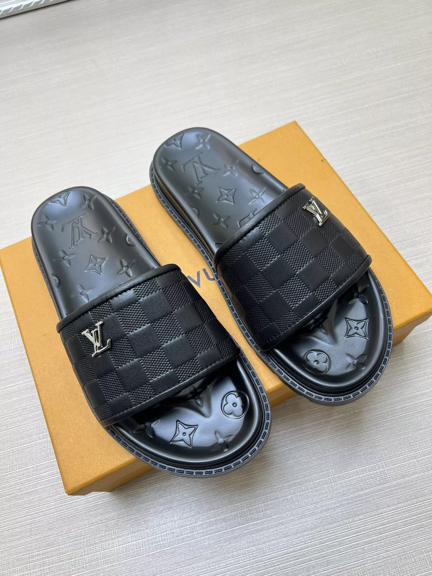 Louis Vuitton Slippers For Men StreetReady 9181