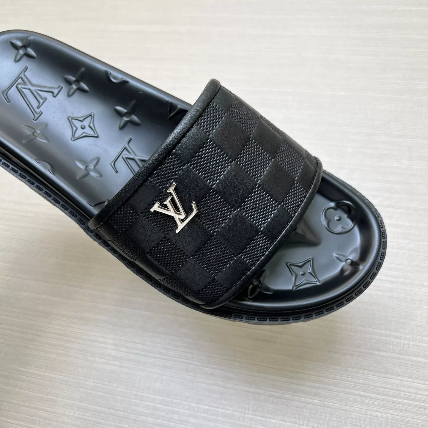 Louis Vuitton Slippers For Men StreetReady 9181