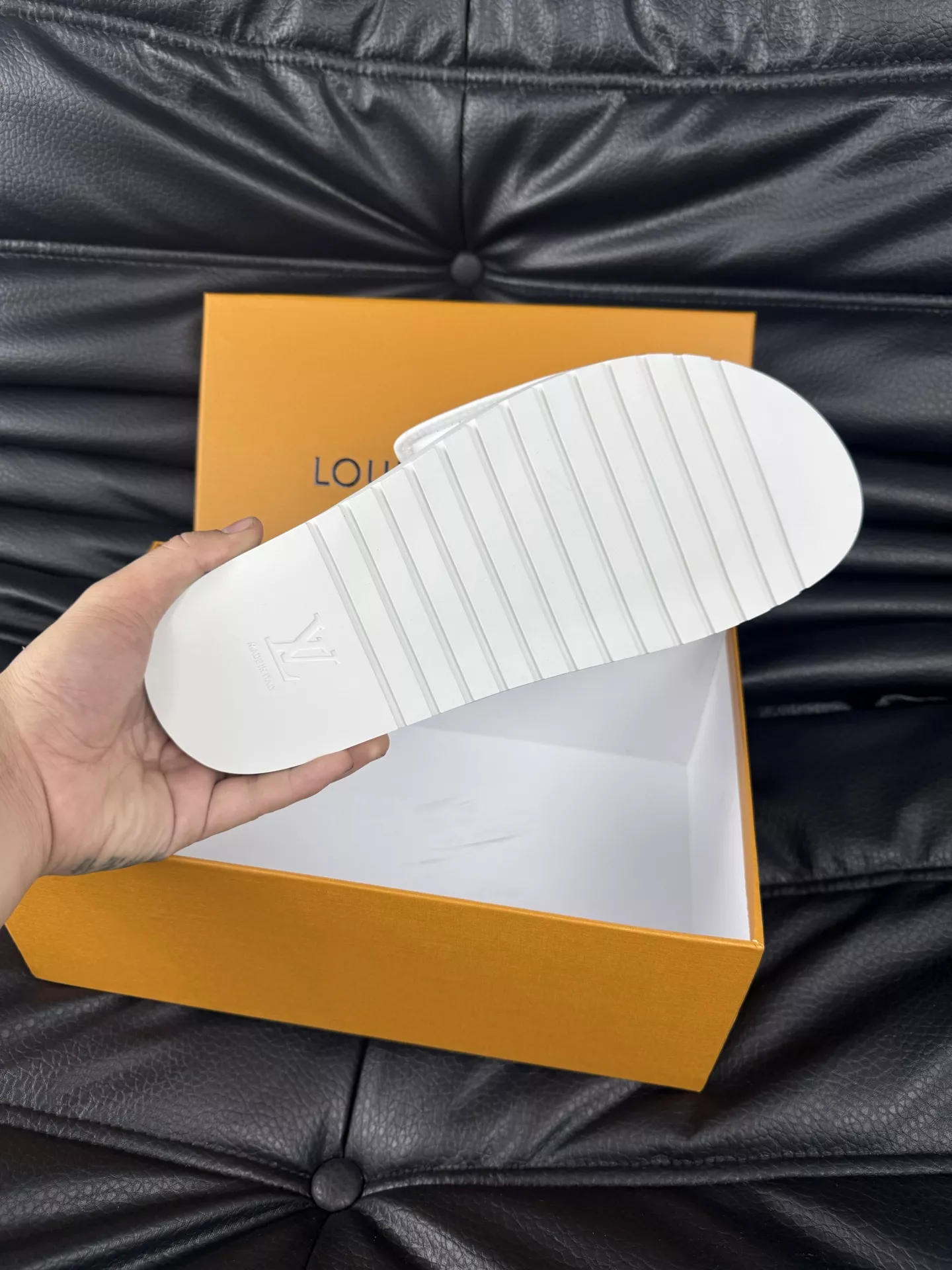 Louis Vuitton Slippers For Men Trendsetting 2277