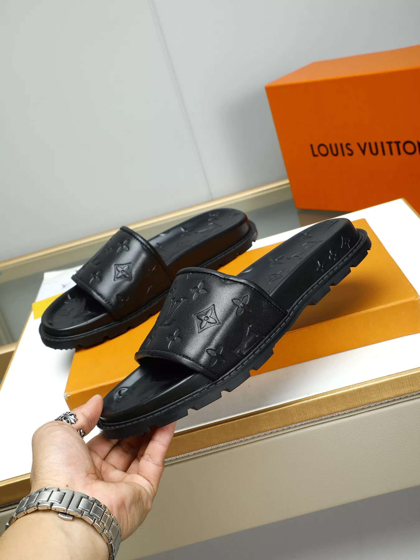 Louis Vuitton Slippers For Men Trendsetting 4741