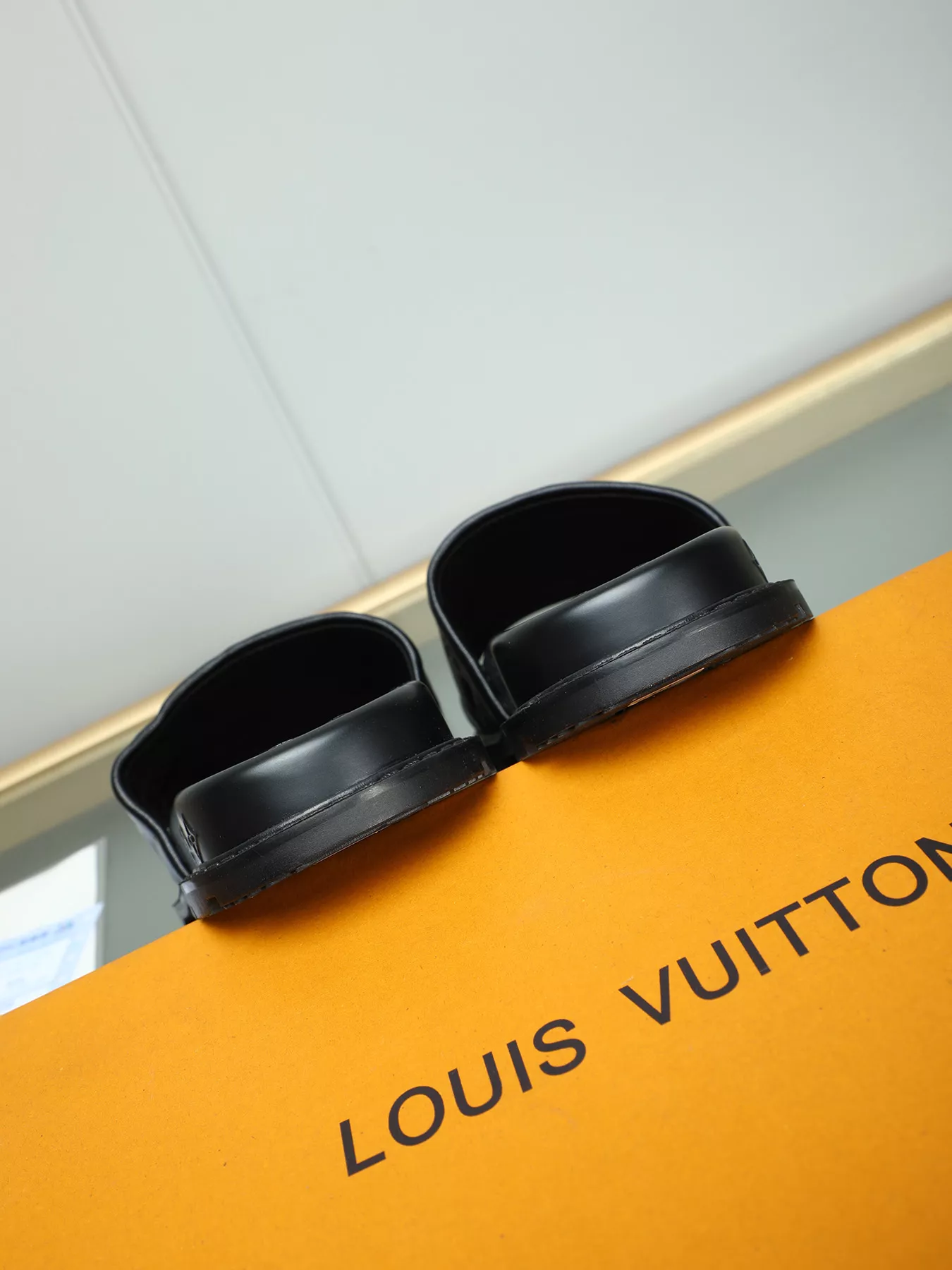 Louis Vuitton Slippers For Men Trendsetting 4741