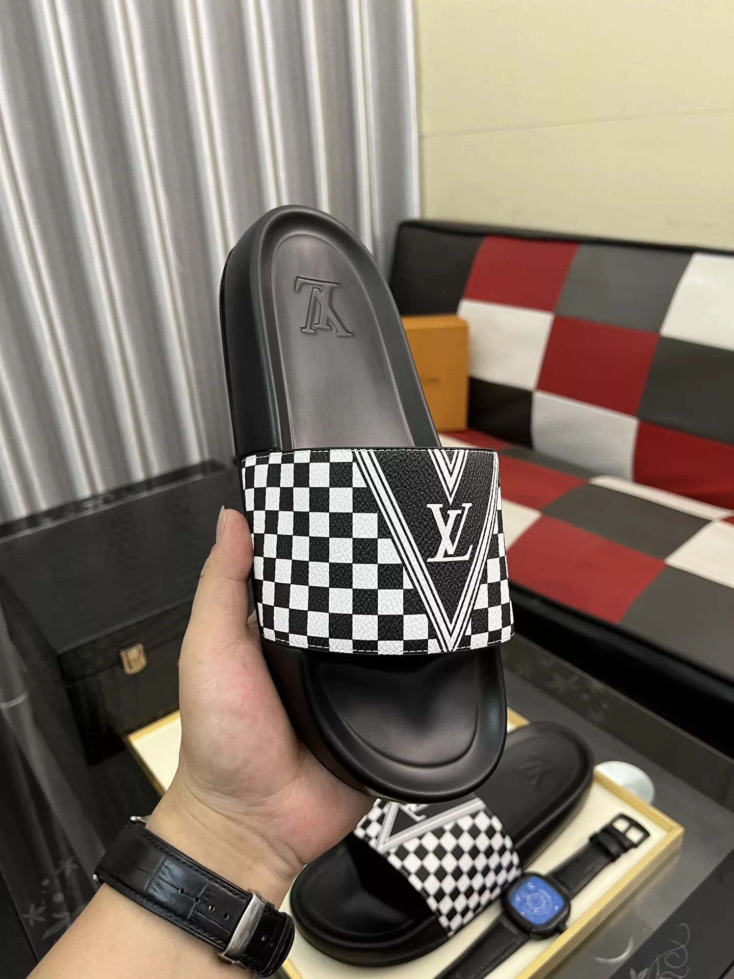 Louis Vuitton Slippers For Men Trendsetting 5518