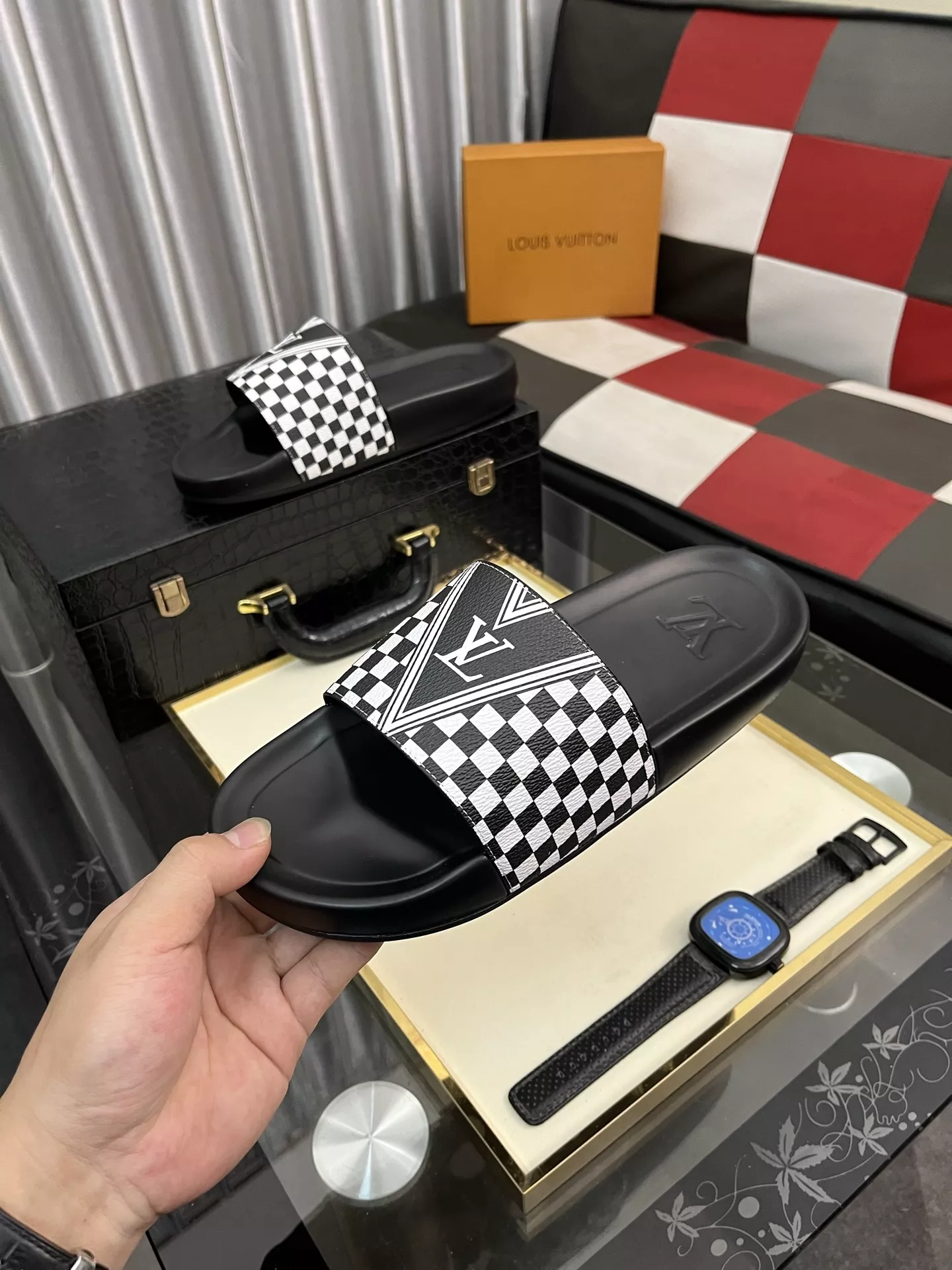 Louis Vuitton Slippers For Men Trendsetting 5518