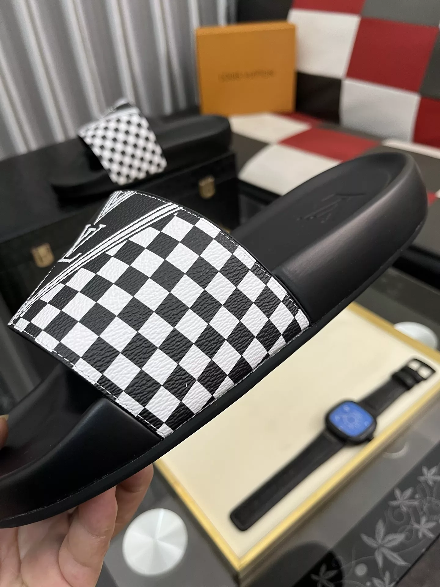 Louis Vuitton Slippers For Men Trendsetting 5518