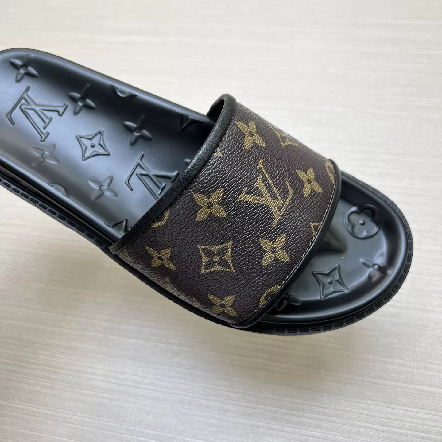 Louis Vuitton Slippers For Men Unique 2246