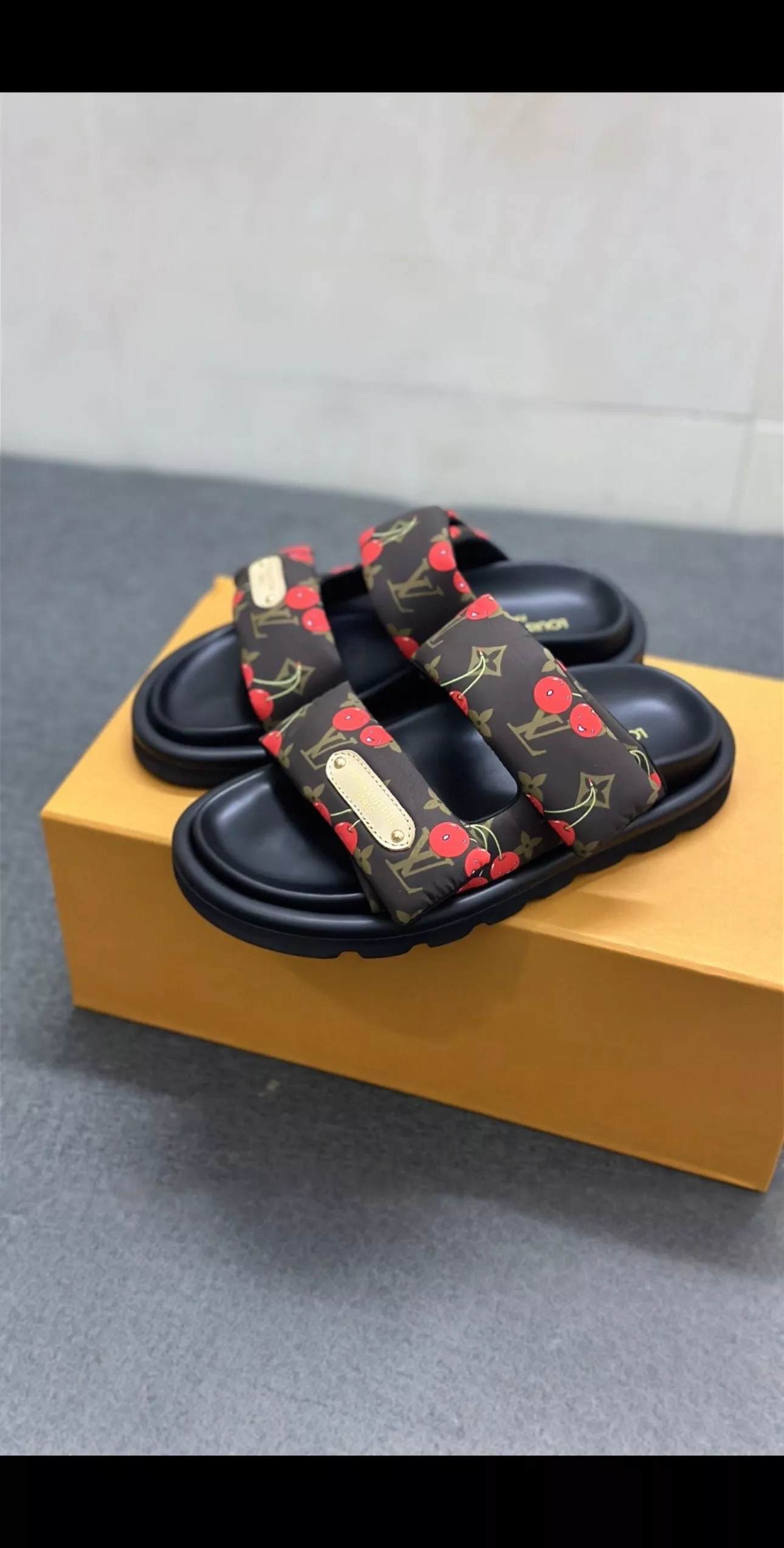 Louis Vuitton Slippers For Women Versatile 3260