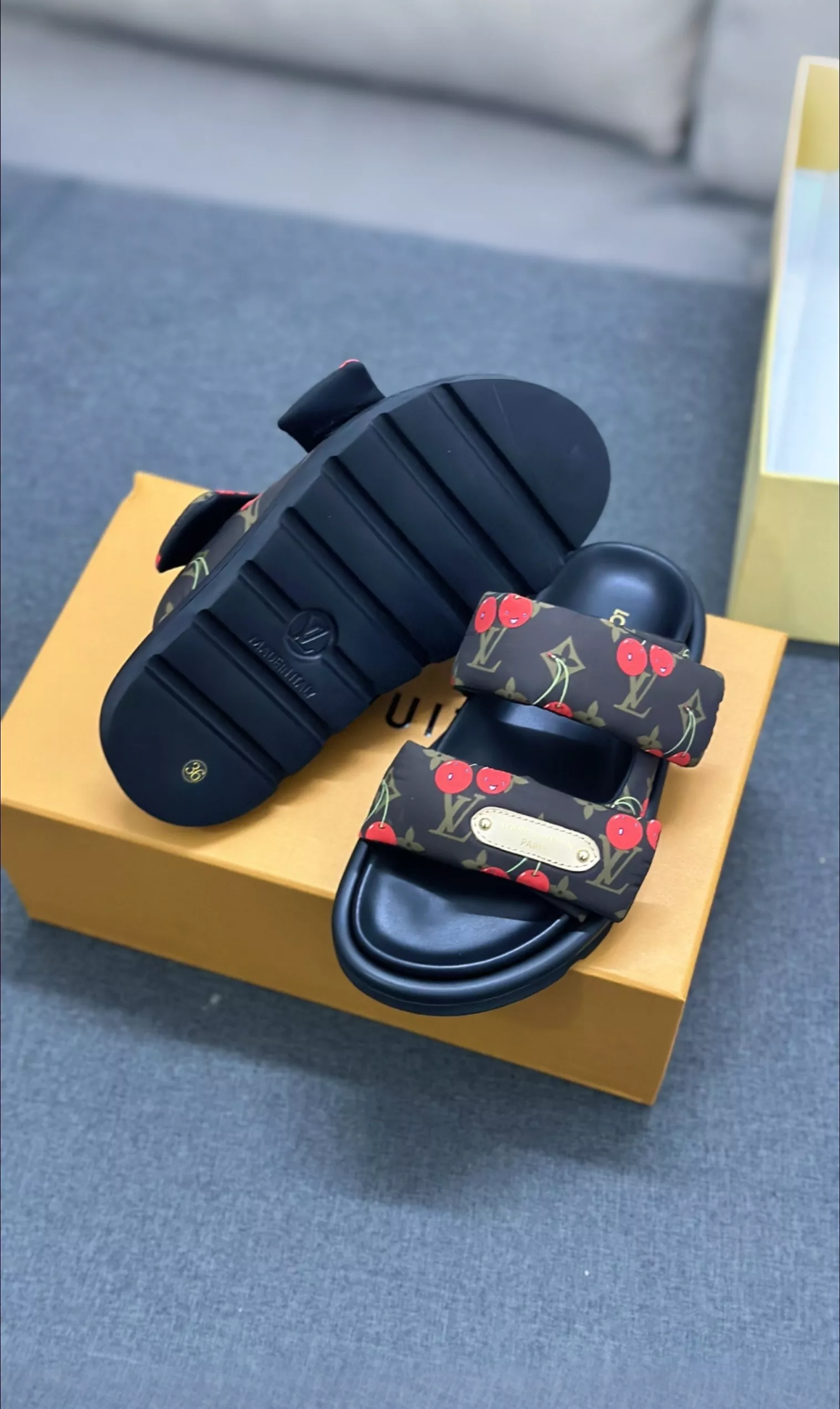 Louis Vuitton Slippers For Women Versatile 3260