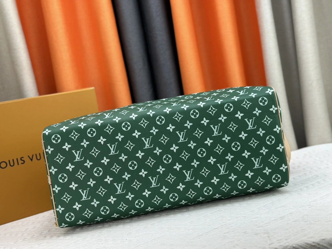 Louis Vuitton Travel Bags Refined 3033