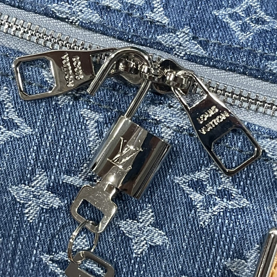 Louis Vuitton Travel Bags Resilient 660