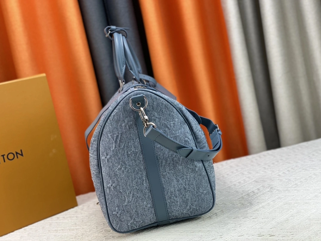 Louis Vuitton Travel Bags Sleek 4644