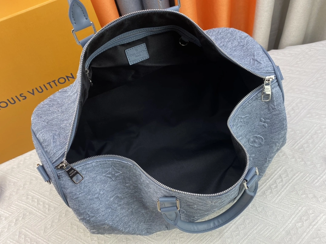 Louis Vuitton Travel Bags Sleek 4644