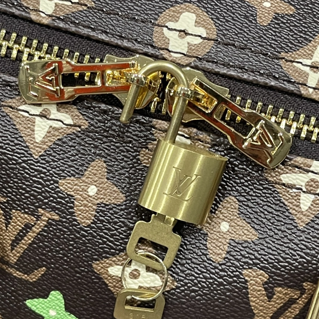 Louis Vuitton Travel Bags Sleek 6821
