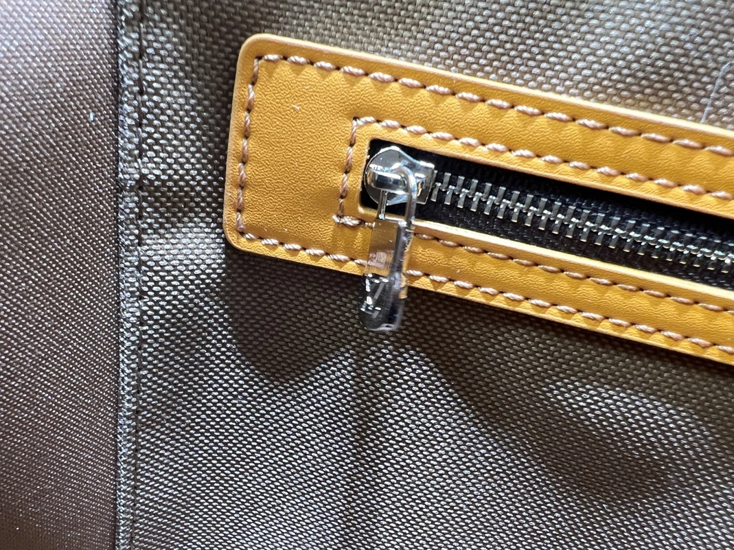 Louis Vuitton Travel Bags Sleek 6932