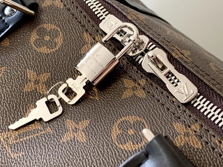 Louis Vuitton Travel Bags Stylish 8226