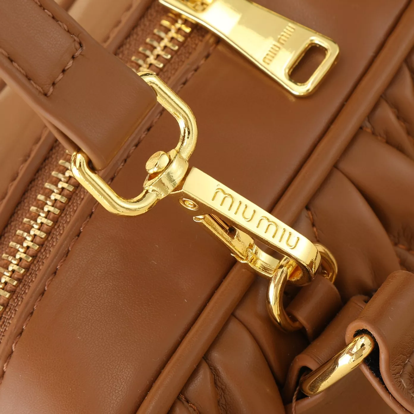 MIU MIU AAA Quality Handbags For Women Breathable 7455