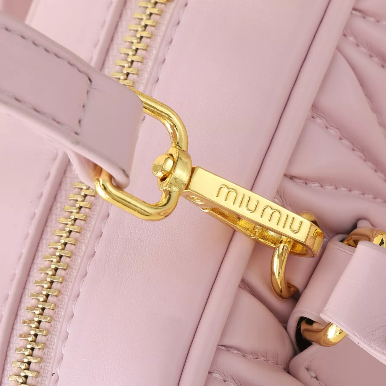 MIU MIU AAA Quality Handbags For Women EyeCatching 8646