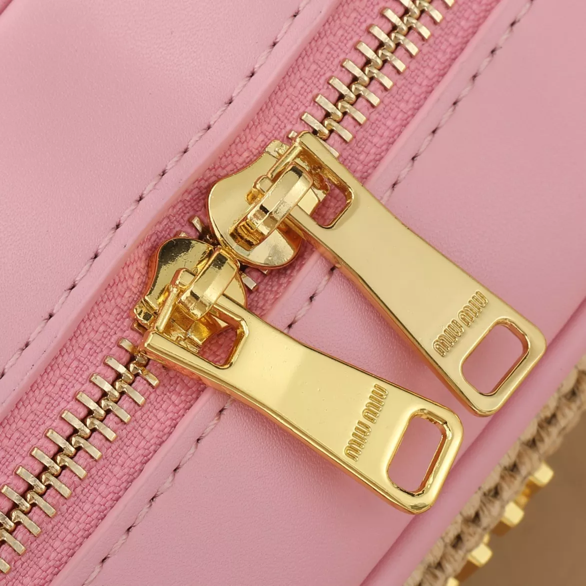 MIU MIU AAA Quality Handbags For Women Vibrant 683