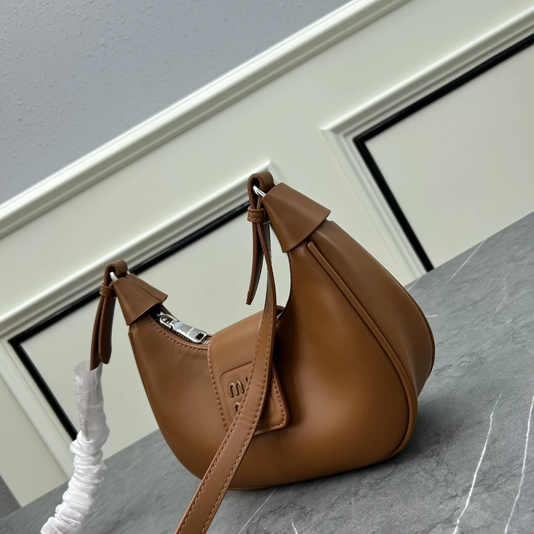 MIU MIU AAA Quality Messenger Bags For Women AllSeason 8797