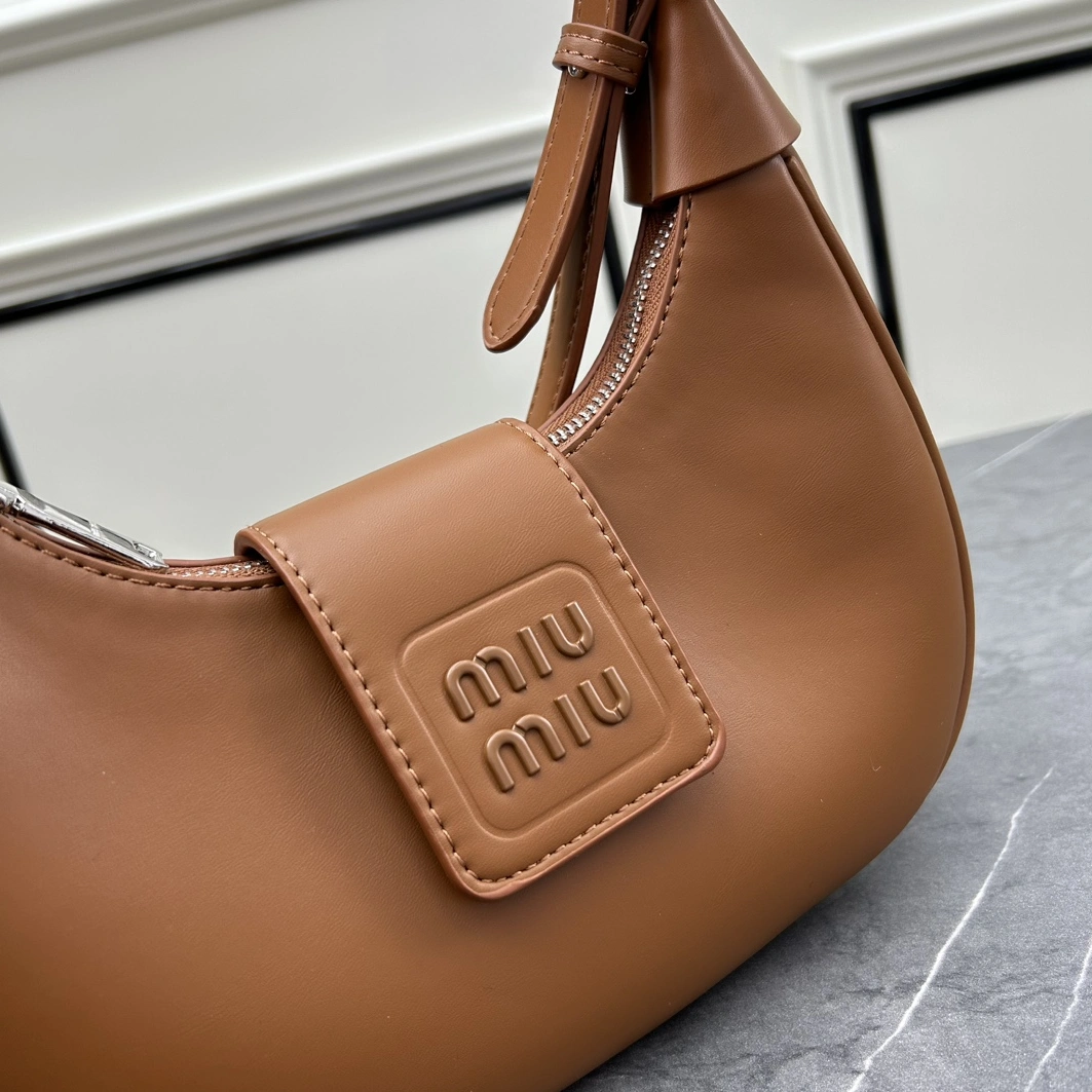 MIU MIU AAA Quality Messenger Bags For Women AllSeason 8797