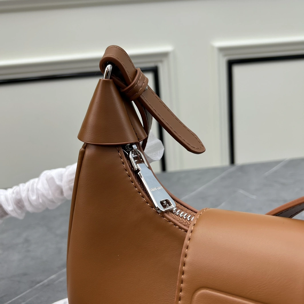 MIU MIU AAA Quality Messenger Bags For Women AllSeason 8797