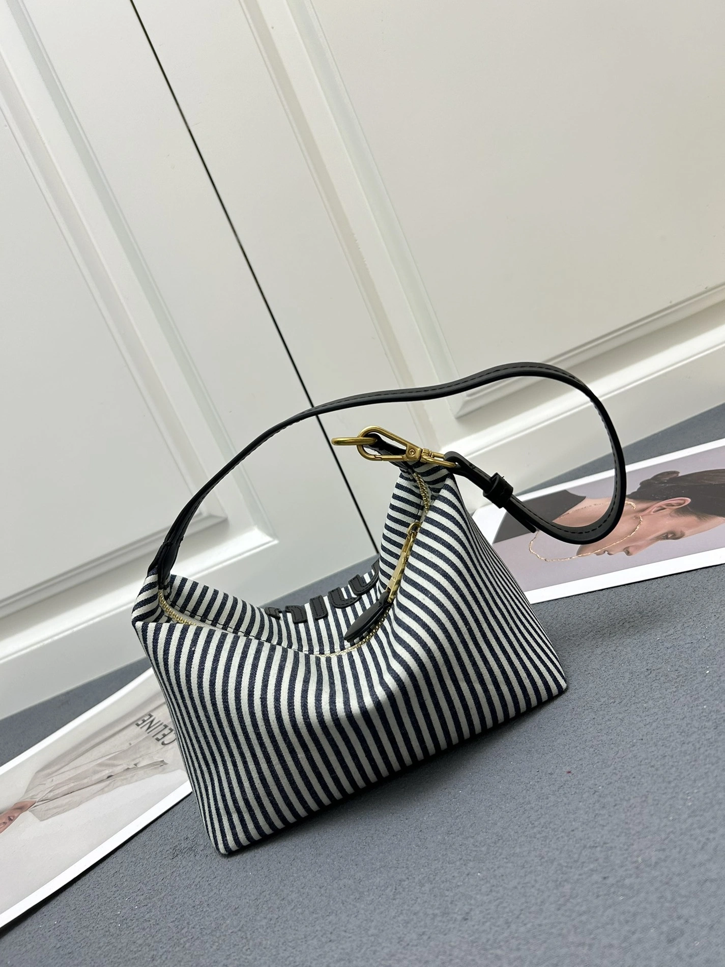 MIU MIU AAA Quality Messenger Bags For Women Bold 6721