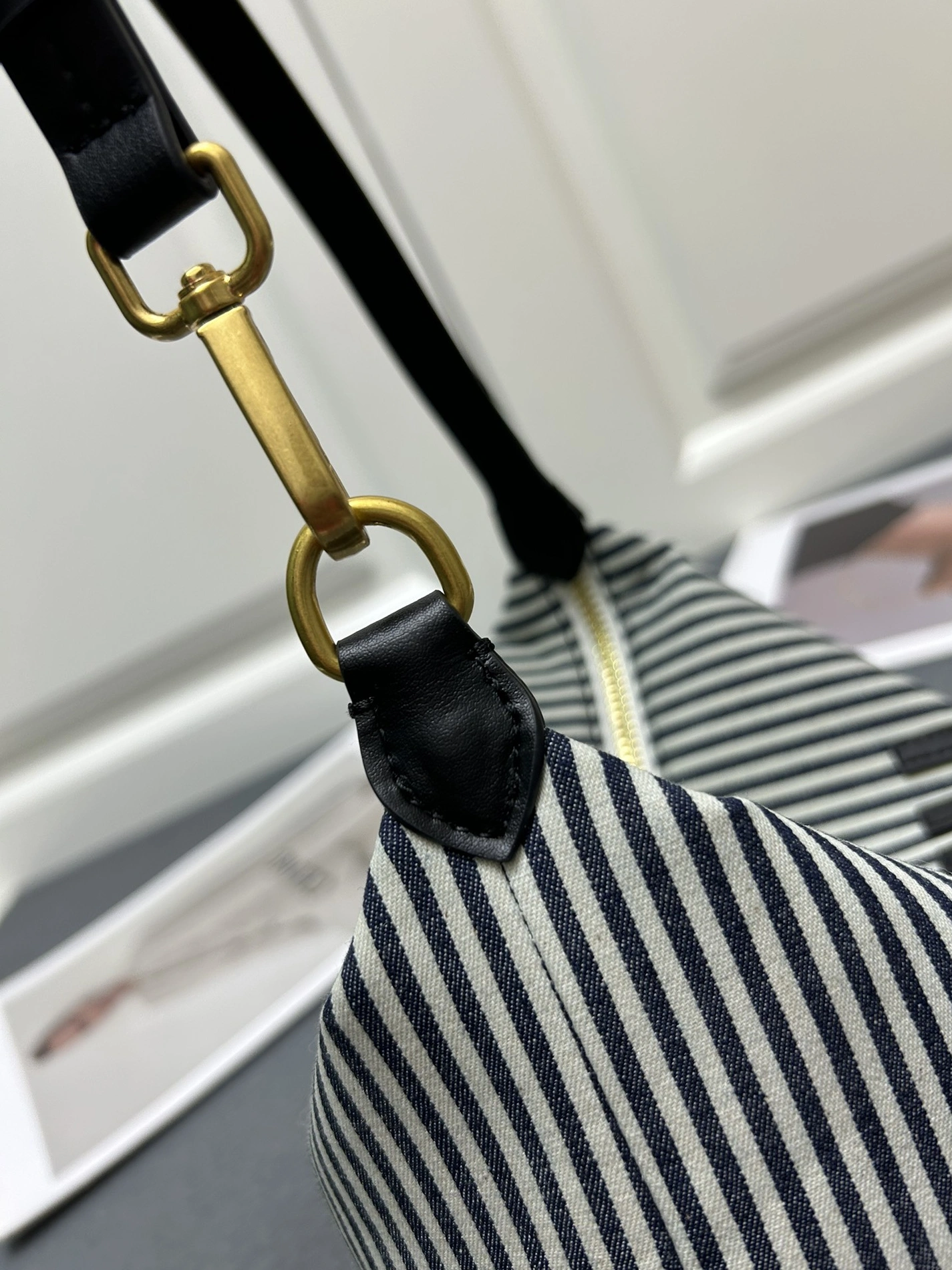 MIU MIU AAA Quality Messenger Bags For Women Bold 6721