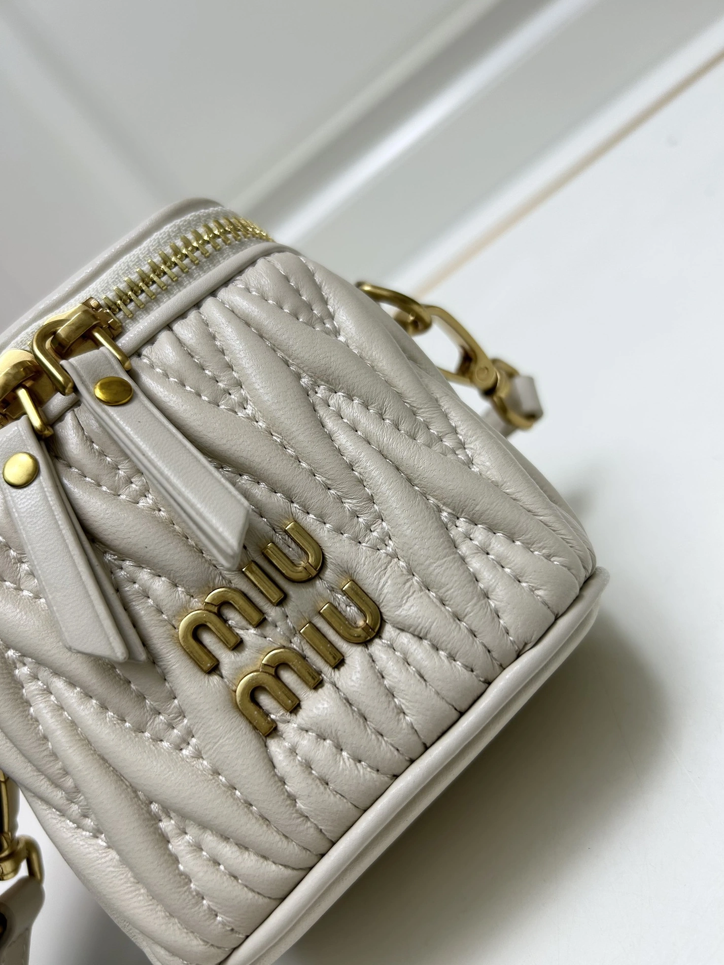 MIU MIU AAA Quality Messenger Bags For Women Classic 6993
