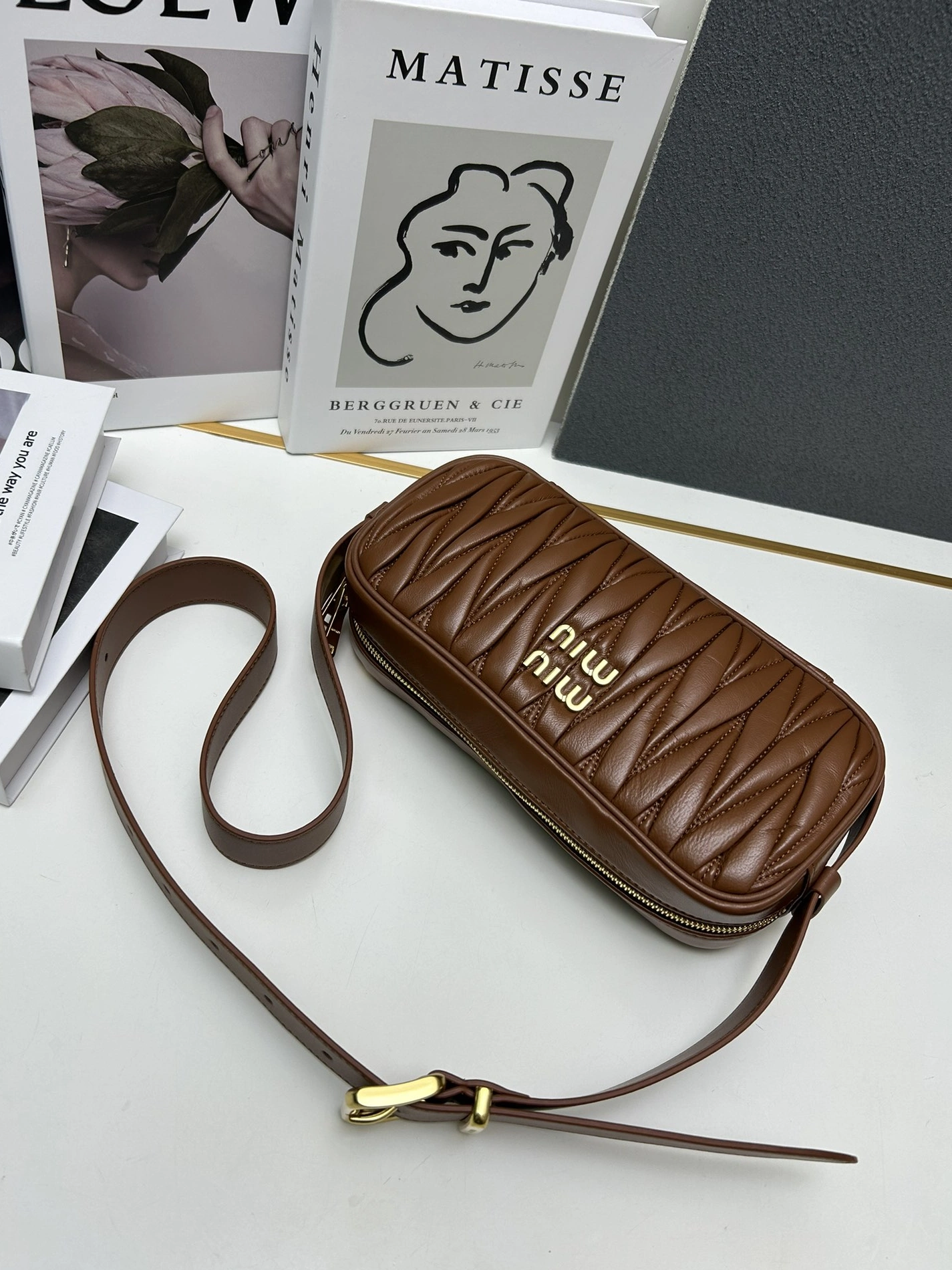 MIU MIU AAA Quality Messenger Bags For Women EyeCatching 6811