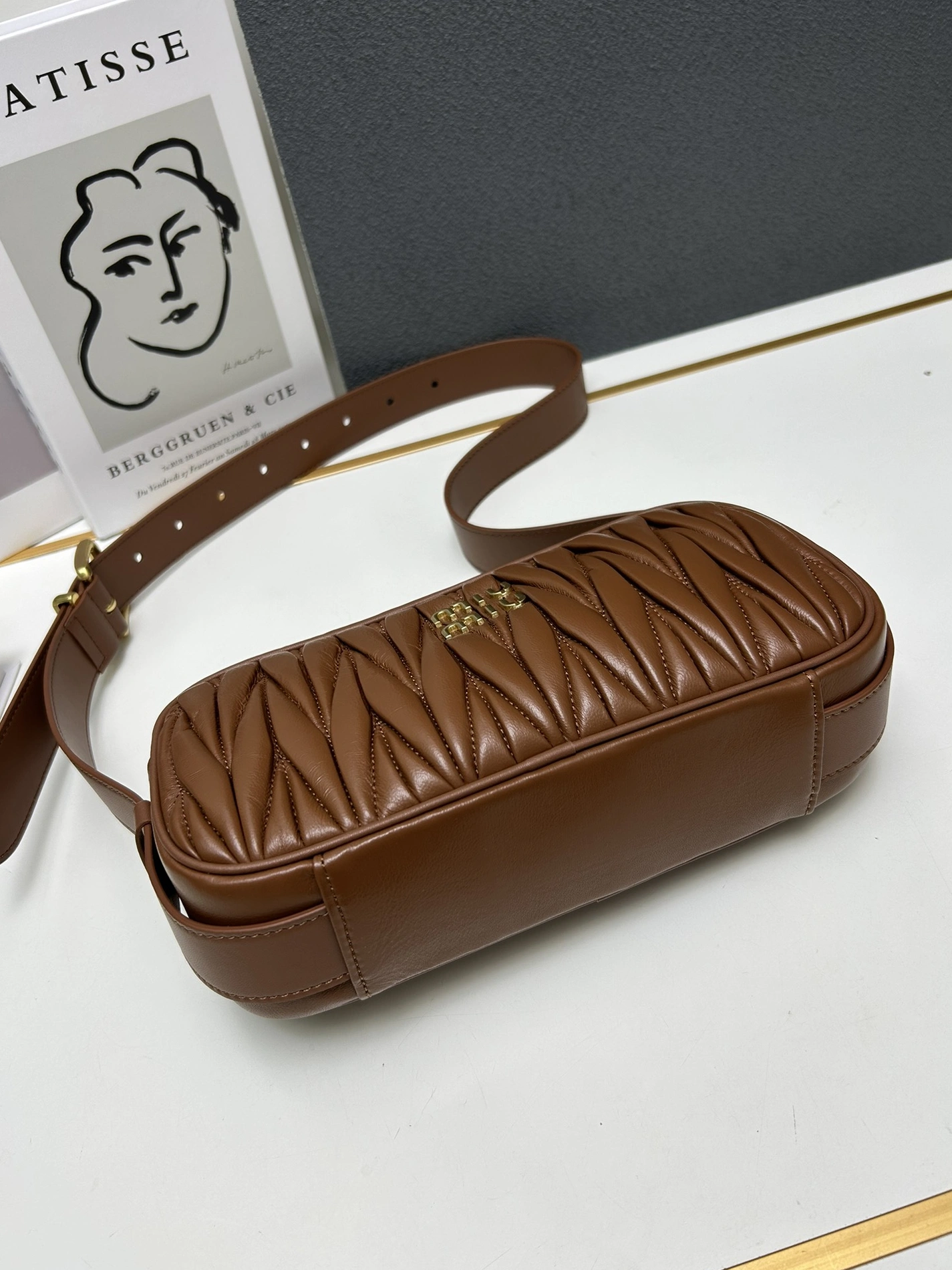 MIU MIU AAA Quality Messenger Bags For Women EyeCatching 6811