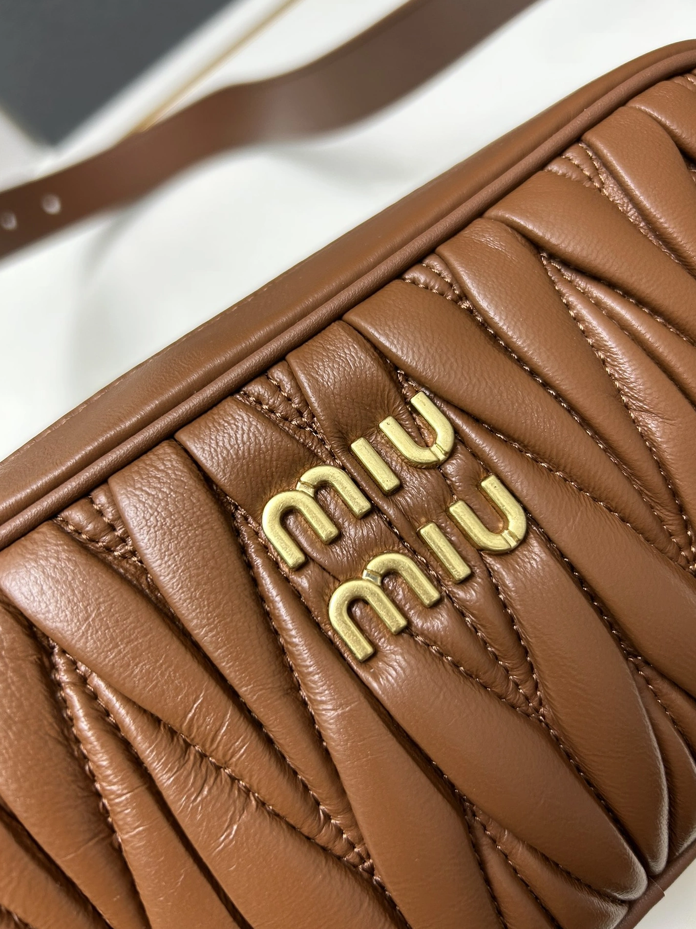 MIU MIU AAA Quality Messenger Bags For Women EyeCatching 6811
