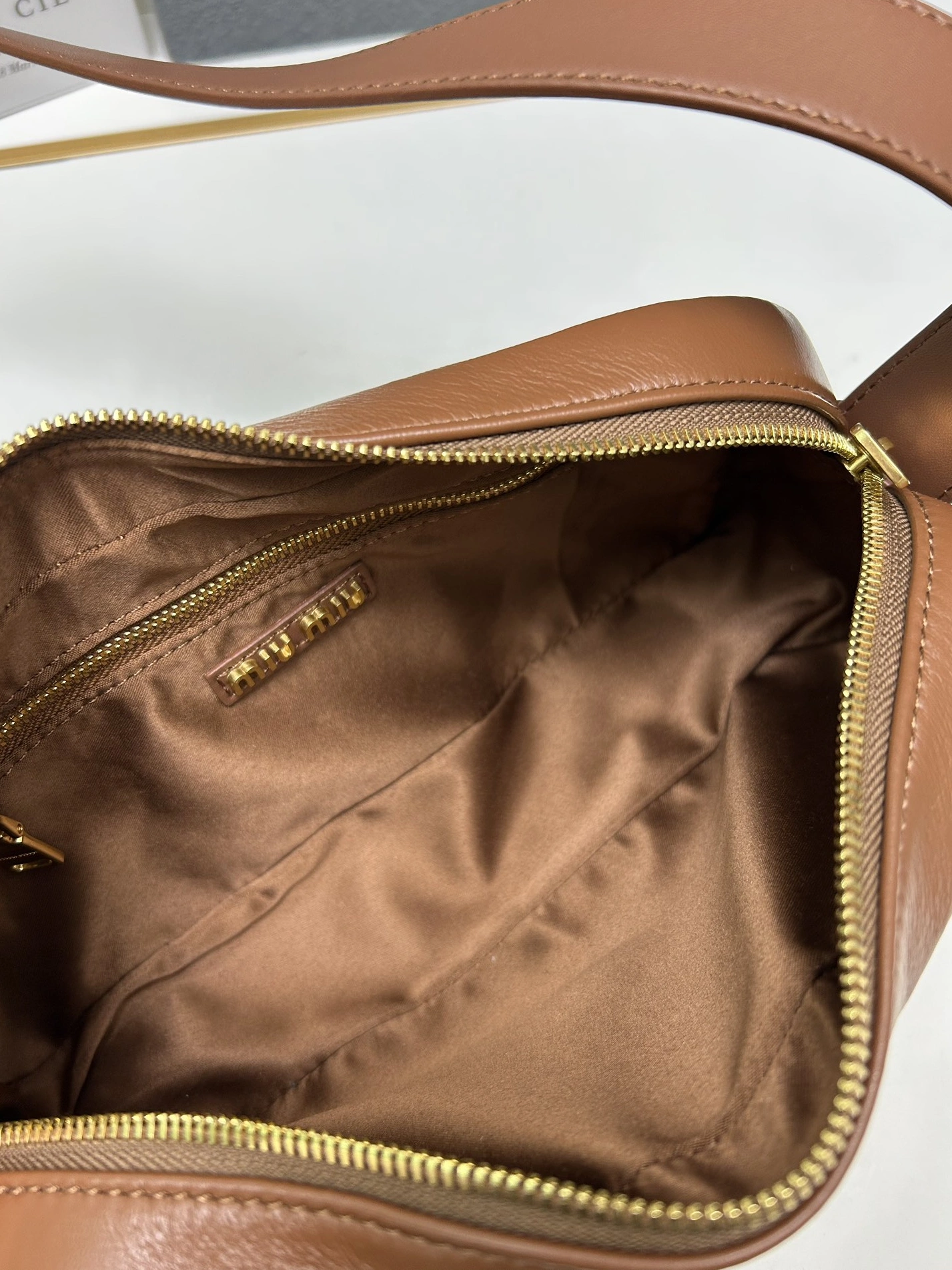 MIU MIU AAA Quality Messenger Bags For Women EyeCatching 6811