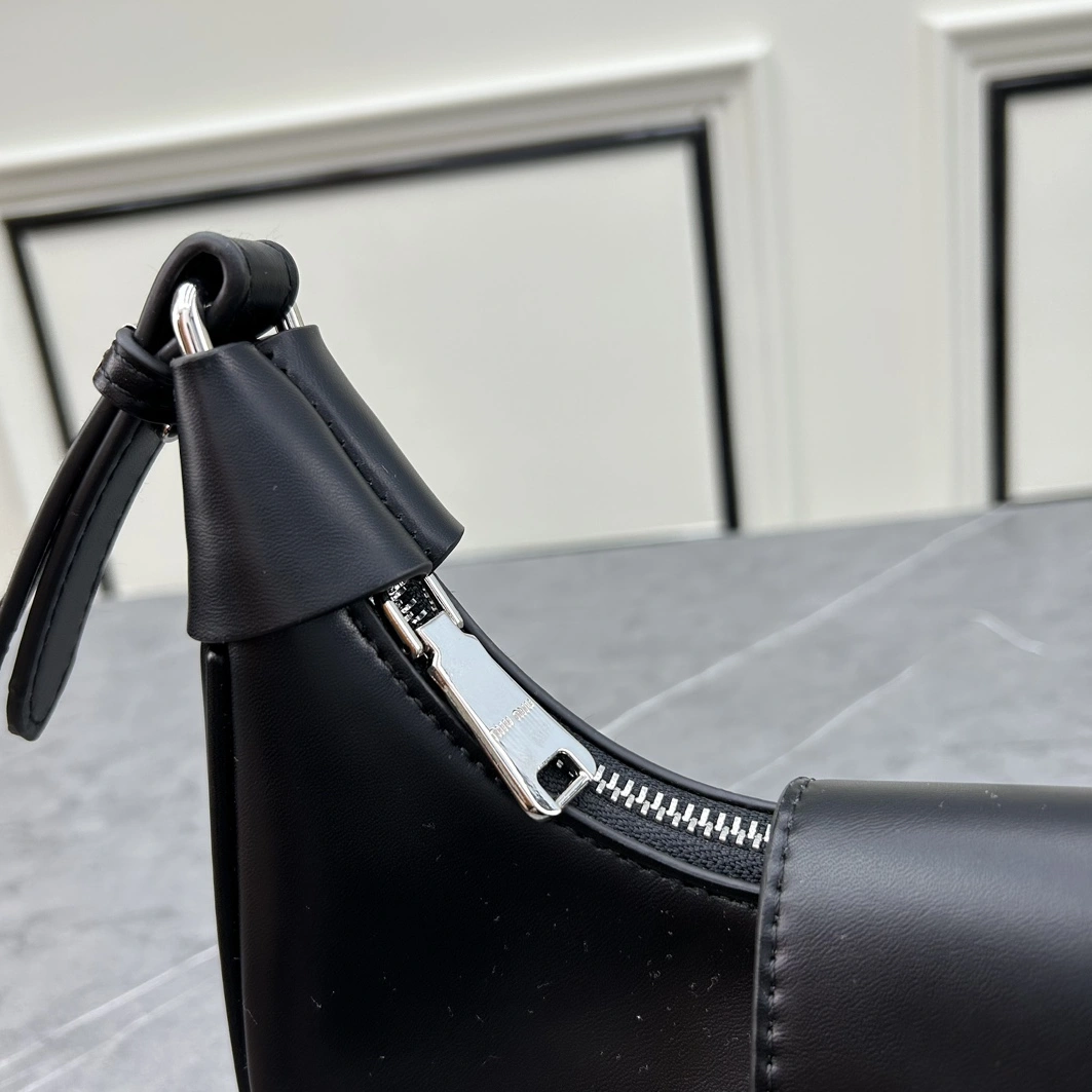 MIU MIU AAA Quality Messenger Bags For Women Minimalist 7640