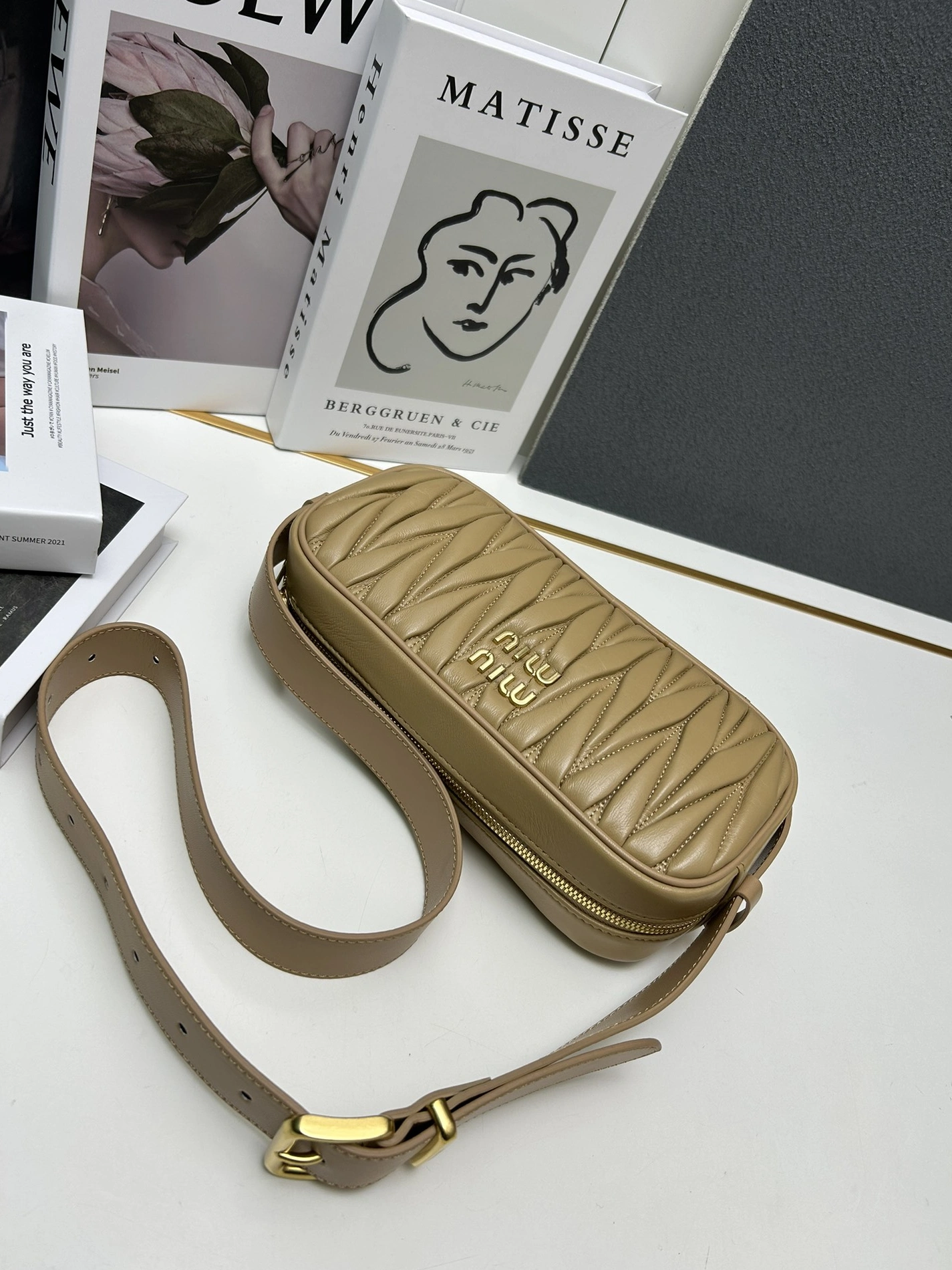 MIU MIU AAA Quality Messenger Bags For Women ModernLook 5655
