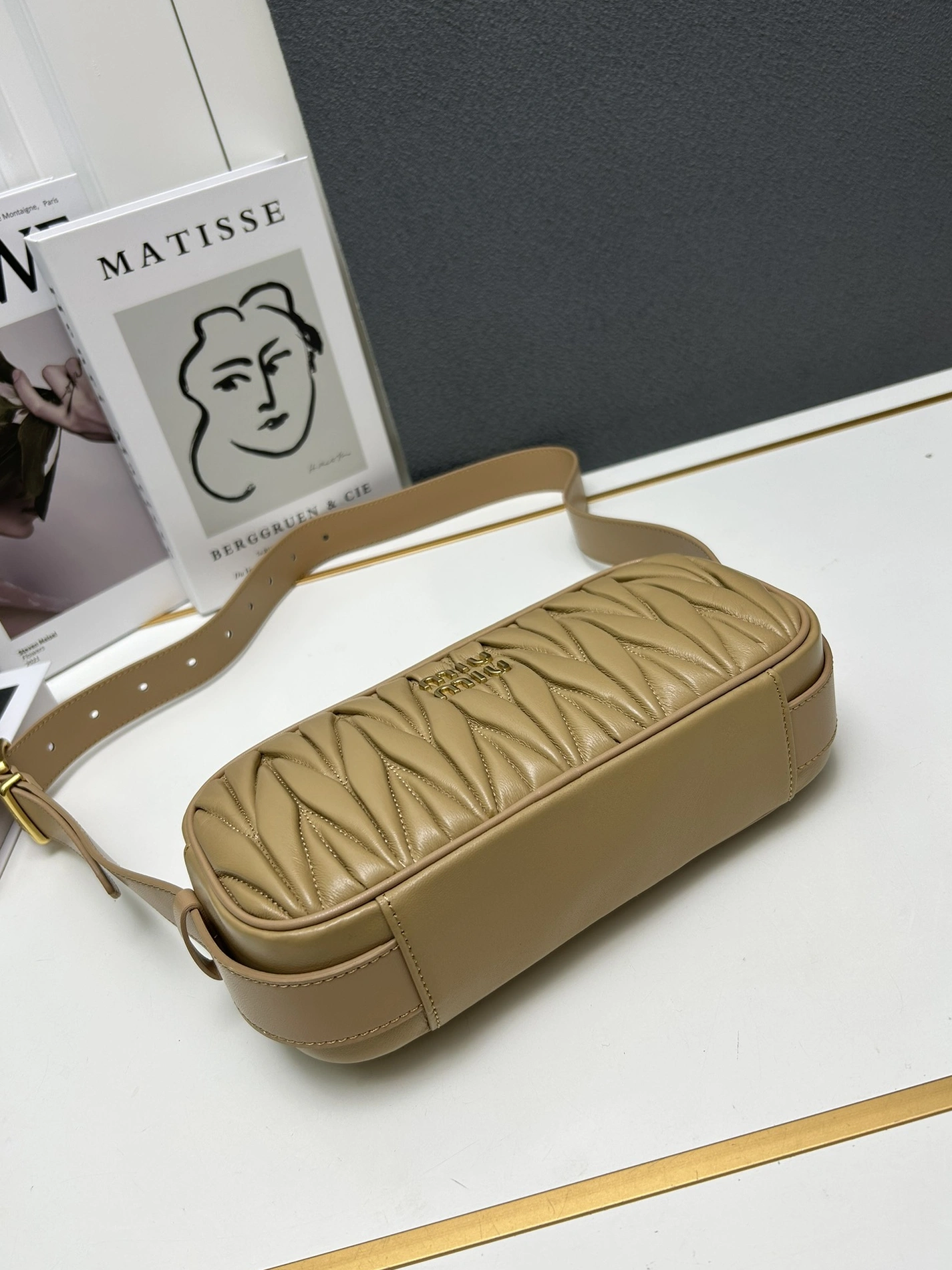 MIU MIU AAA Quality Messenger Bags For Women ModernLook 5655