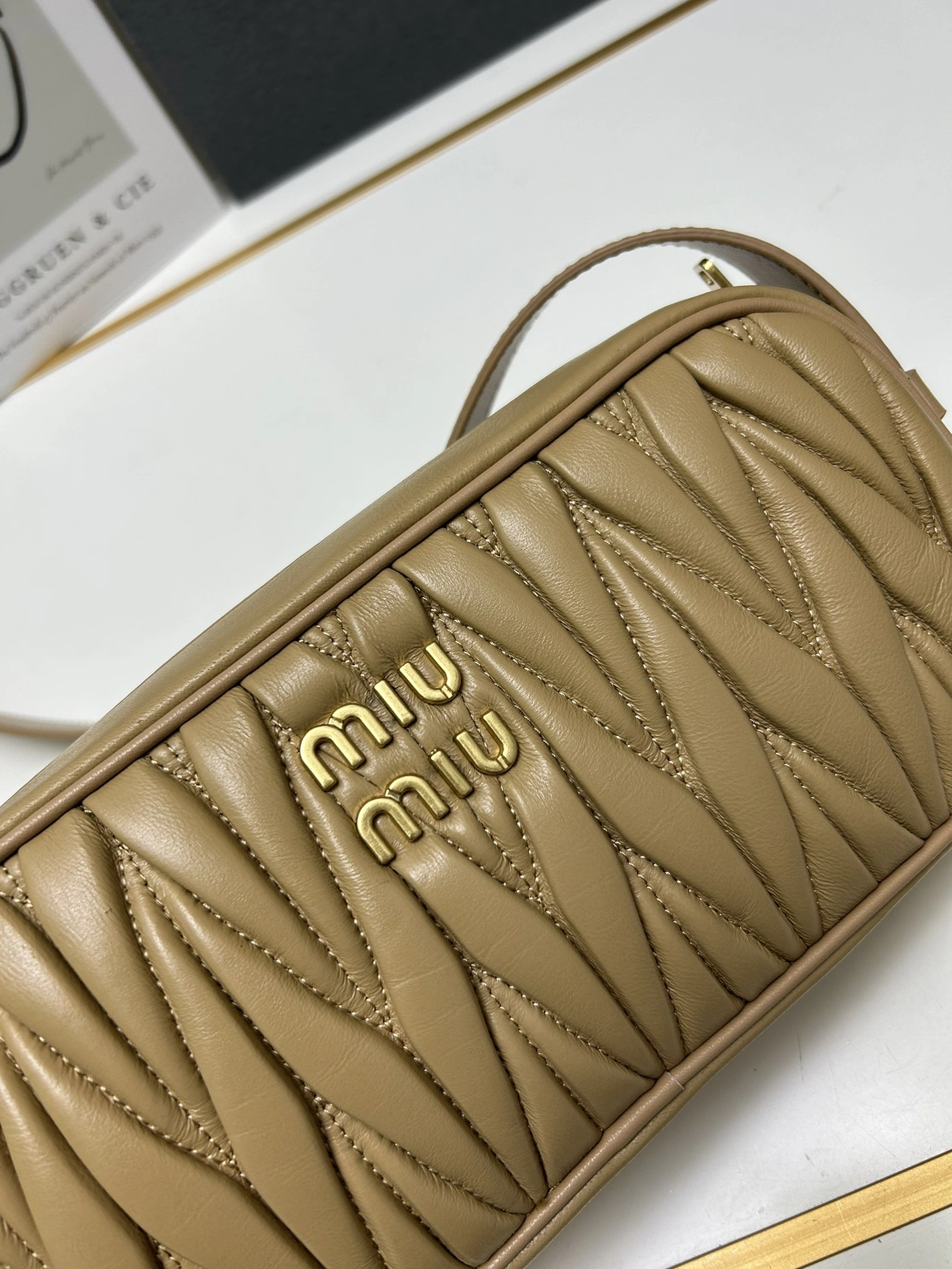 MIU MIU AAA Quality Messenger Bags For Women ModernLook 5655